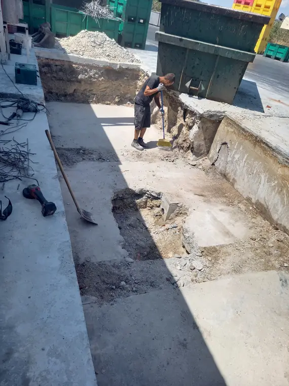 Betonaljzat bontása épület mellett