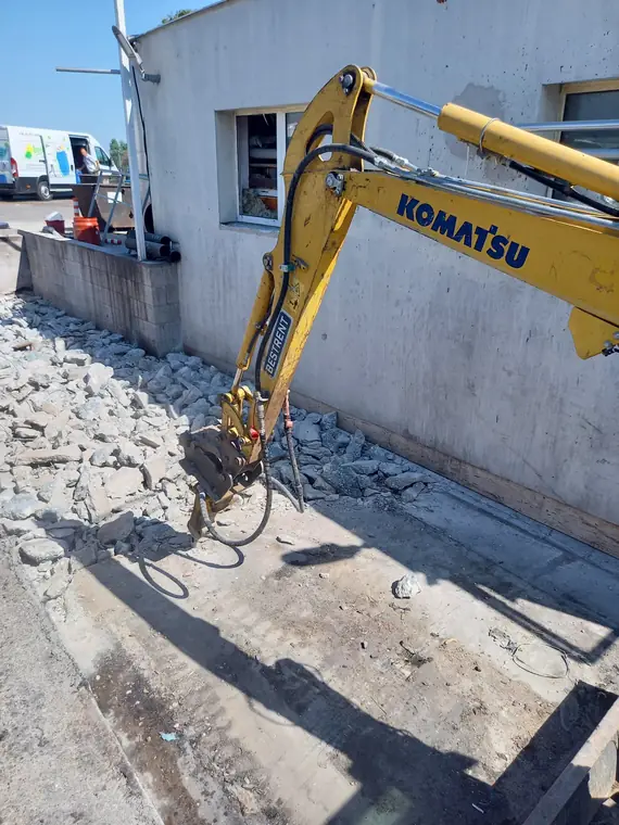 Komatsu kotró hidraulikus bontókalapáccsal betont tör