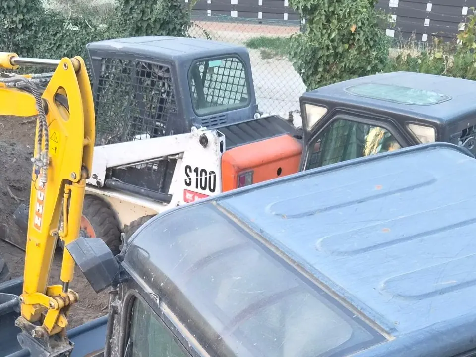 Bobcat S100 kompakt rakodó a gépudvarban
