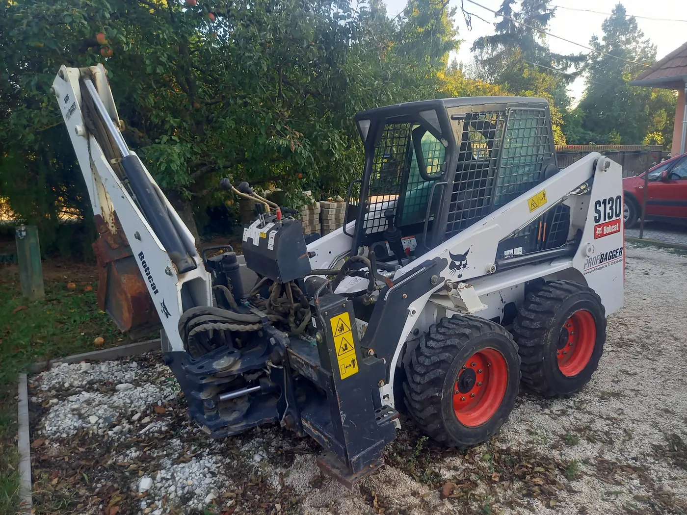Bobcat S130 rakodó kotrókarral
