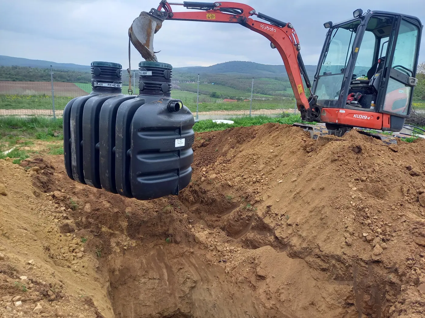 Kubota KX019-4 minikotró tartályt emel