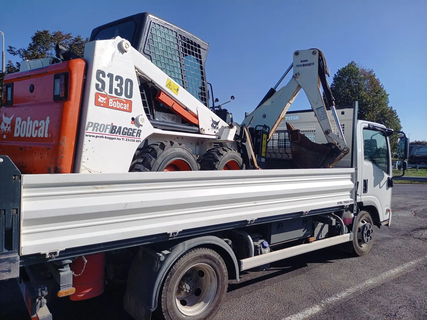 Isuzu billencs a platón Bobcat rakodóval