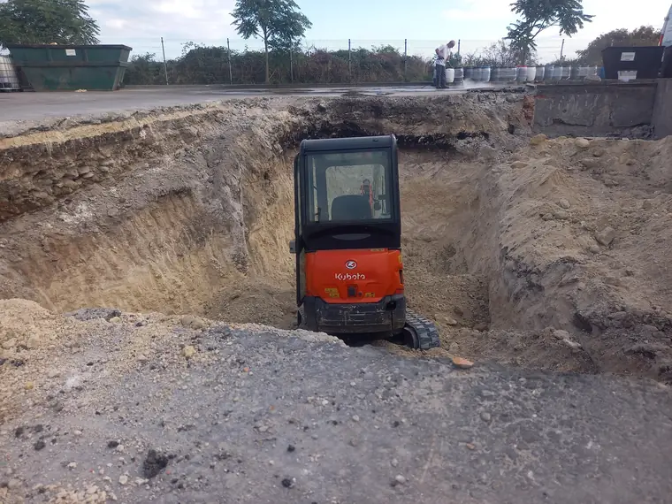 Minikotró a munkagödör alján