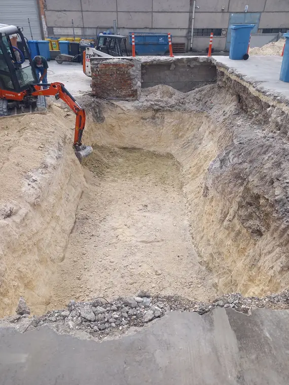Munkagödör feltört betonfelület alatt