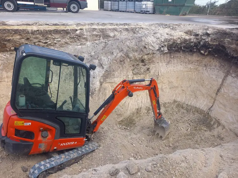 Kubota minikotró munkagödörben