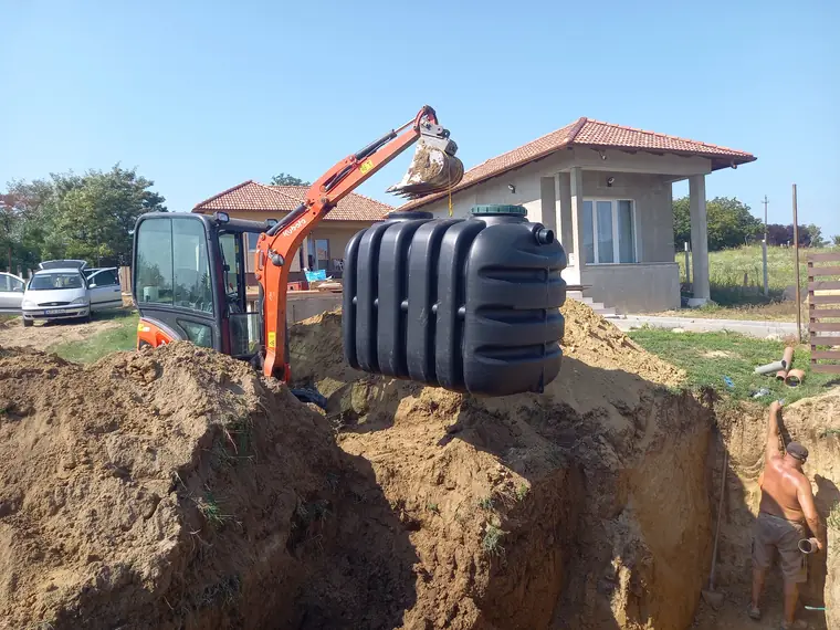 Kotró föld alatti tartályt emel a gödörbe családi háznál